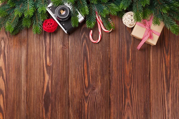 Branche d'arbre de Noël, cadeau et appareil photo — Photo