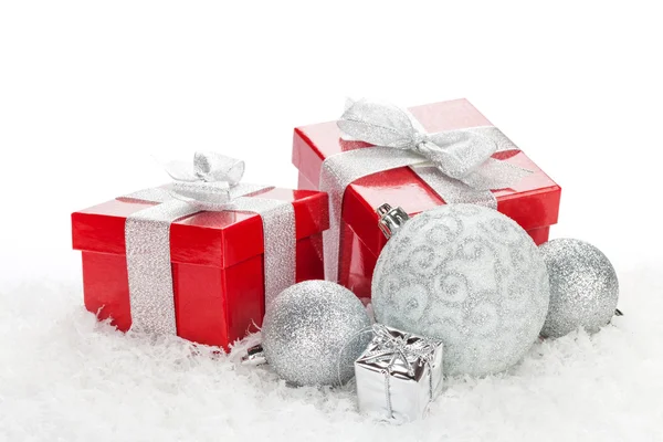 Christbaumkugeln und rote Geschenkboxen — Stockfoto