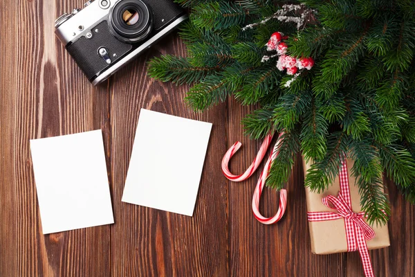 Molduras de fotos em branco com presente e câmera — Fotografia de Stock