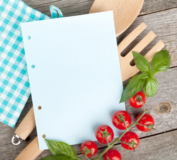 Papel de bloc de notas en blanco para recetas con tomates — Foto de Stock