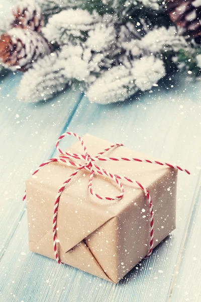 Caja de regalo de Navidad y rama de árbol — Foto de Stock