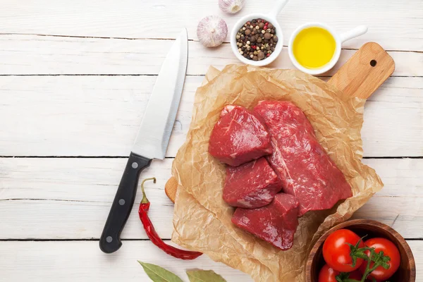 Rå oxfilé nötköttsbiffar och kryddor — Stockfoto