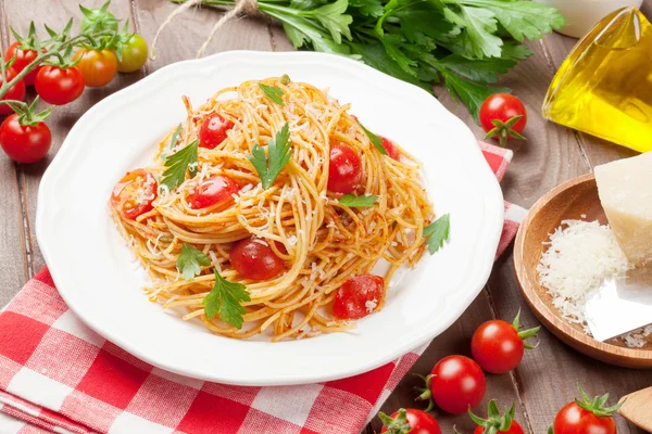 Pasta de espagueti con tomates y perejil — Foto de Stock