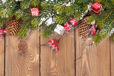Çam ağacı ve dekor ile Noel arka plan