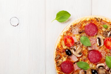 biber, domates, zeytin ve fesleğen pizza