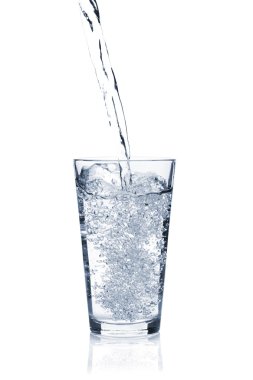 Su cama dökülüyor.