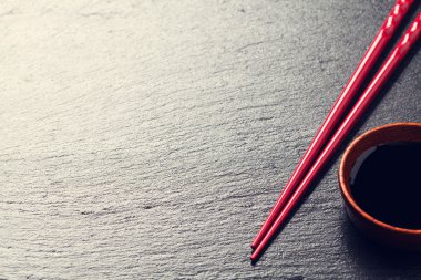 Japon suşi yemek çubukları ve soya sosu