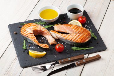 Izgara somon, salata ve çeşniler
