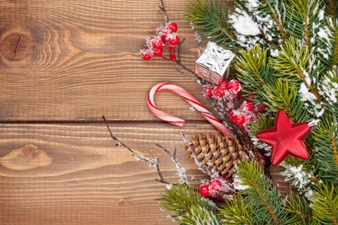 Çam ağacı ve dekor ile Noel arka plan