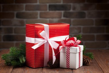 Noel hediye kutuları ve köknar ağacı