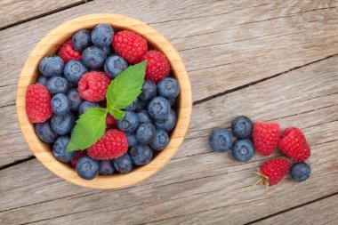 Yaban mersini ve ahududu ahşap tablo