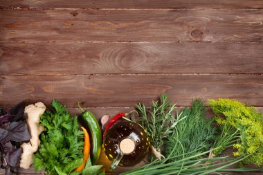 Ahşap masa üzerinde taze Bahçe otlar