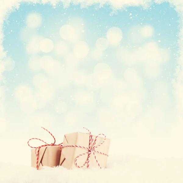 Kerstmis geschenkdozen in sneeuw — Stockfoto