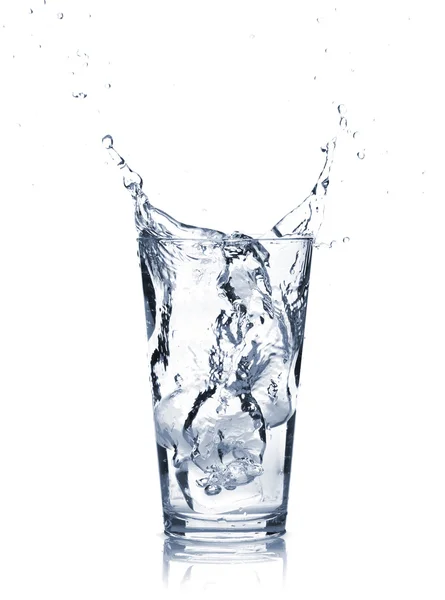 Vaso de agua con hielo — Foto de Stock