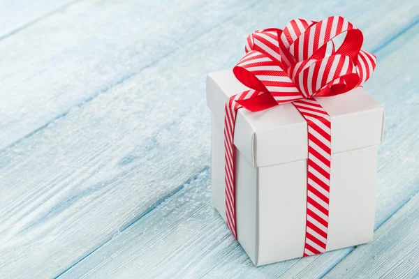 Caixa de presente de Natal na mesa de madeira — Fotografia de Stock