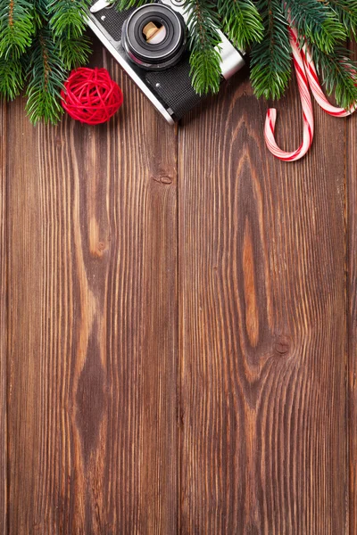 Рождественская елка, фотоаппарат и конфетки — стоковое фото