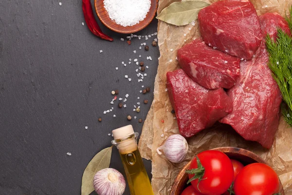 Bifes e especiarias de carne de bovino em bruto — Fotografia de Stock