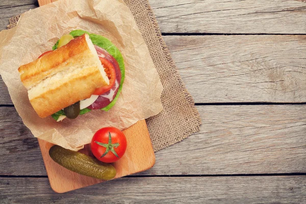 Sandwich con ensalada, jamón, queso y tomate — Foto de Stock