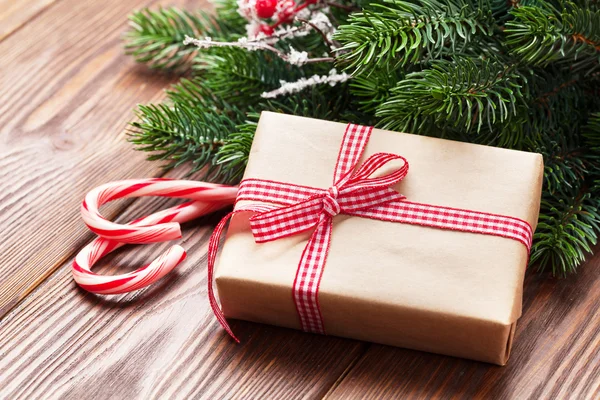 Regalo de Navidad, bastones de caramelo y árbol — Foto de Stock