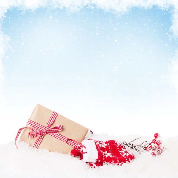 Pudełko świąteczne w śniegu — Zdjęcie stockowe