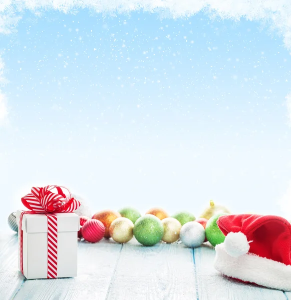 Noel hediyesi, santa şapka ve baubles — Stok fotoğraf