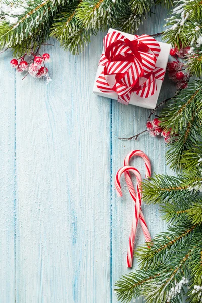 Presente de Natal, bengalas doces e abeto — Fotografia de Stock