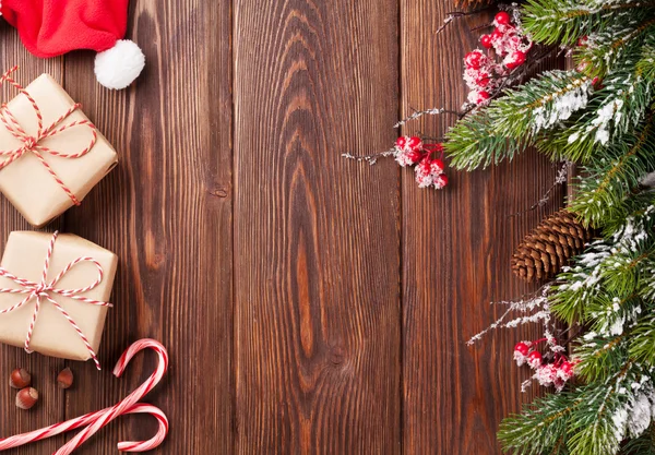 Noel hediye kutuları ve ağaç dalları — Stok fotoğraf