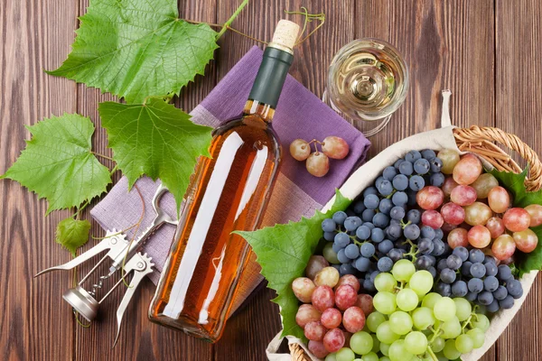 Виноград, белое вино и штопор — стоковое фото