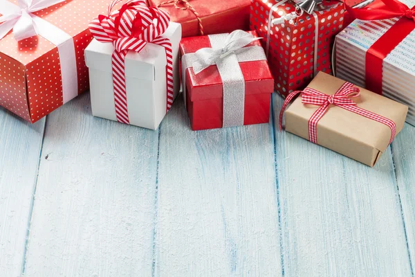 Vánoční dárkové boxy na dřevěný stůl — Stock fotografie