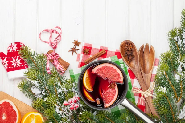 Weihnachtsglühwein auf Holztisch — Stockfoto