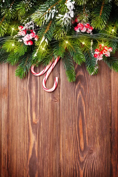 Fir tree met kerstverlichting en snoepjes — Stockfoto