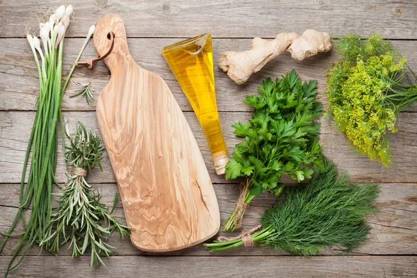 Erbe fresche da giardino sul tavolo di legno — Foto Stock