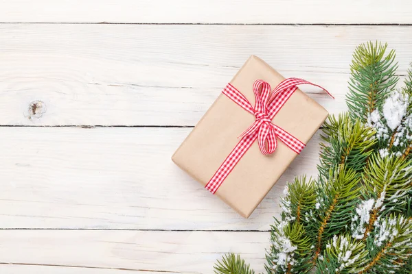 Noel köknar ağacı ve hediye kutusu — Stok fotoğraf