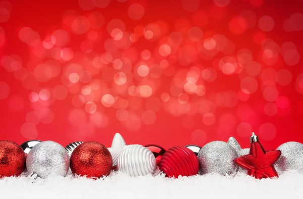 Weihnachten Hintergrund mit Christbaumkugeln und Schnee — Stockfoto