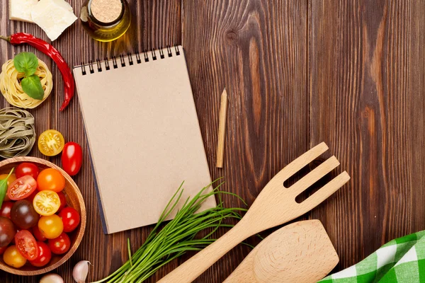 Italienische Lebensmittel Kochen Zutaten mit Notizblock — Stockfoto