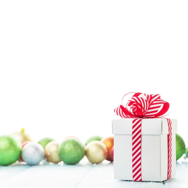 Scatola regalo di Natale e palline colorate — Foto Stock