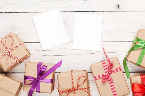 Cornici e scatole regalo con nastri — Foto Stock