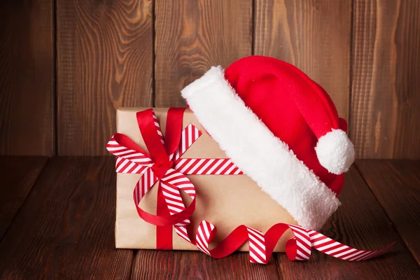 Caixa de presente de Natal com chapéu de santa — Fotografia de Stock