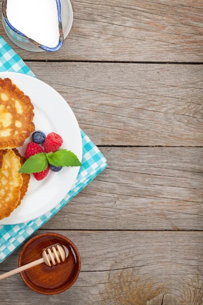 パンケーキ ベリーと牛乳し、蜂蜜シロップ — ストック写真