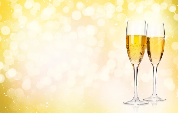 クリスマスの背景の上の 2 つのシャンパン グラス — ストック写真
