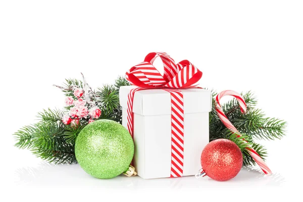 Regalo de Navidad, adornos y bastón de caramelo — Foto de Stock
