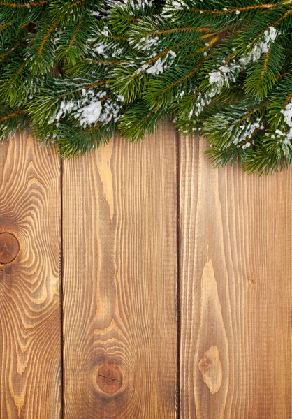 Χριστουγεννιάτικο έλατο με χιόνι στο ρουστίκ ξύλινα boardc — Φωτογραφία Αρχείου