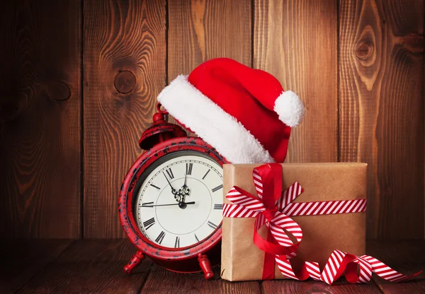 Regalo de Navidad, reloj y sombrero de santa —  Fotos de Stock