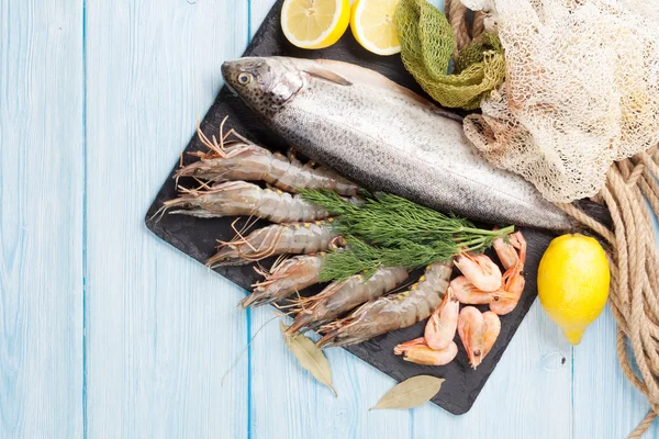 Alimentos frescos do mar crus com especiarias — Fotografia de Stock