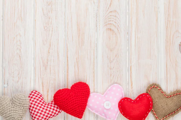 Valentinstag Hintergrund mit Spielzeugherzen — Stockfoto