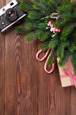 Noel ağacı dalı, hediye ve kamera