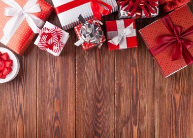 Geschenkdozen op houten tafel