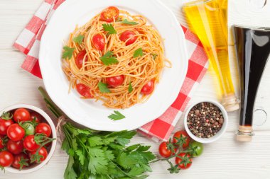 Spagetti makarna domates ve maydanoz ile