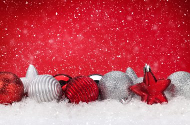 Christmas kırmızı arka plan ile baubles karda