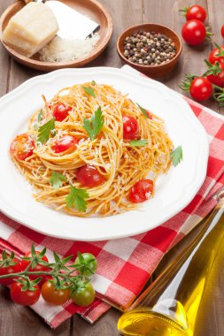 Spagetti makarna domates ve maydanoz ile